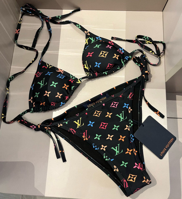 l**is V*t*n swimsuit