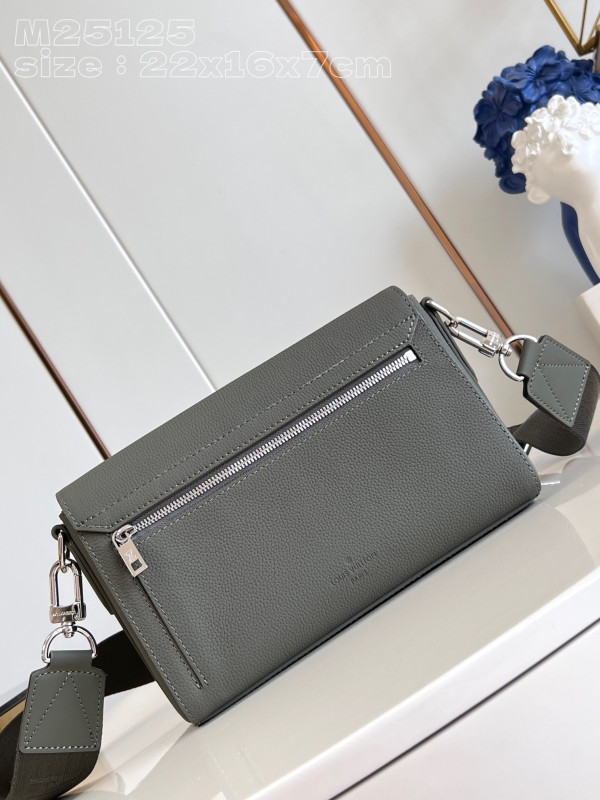 l**is V*t*n takeoff messenger pm-22*16.5*7cm