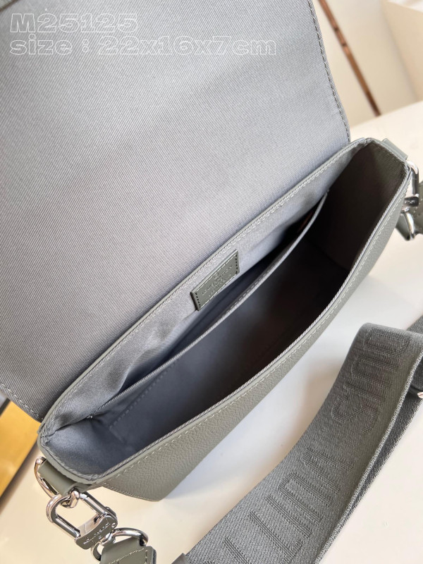 l**is V*t*n takeoff messenger pm-22*16.5*7cm