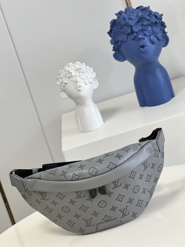 l**is V*t*n discovery bumbag