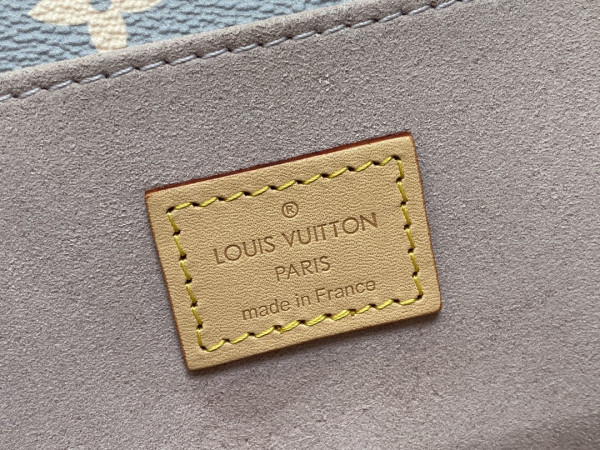 l**is V*t*n pochette metis east west
