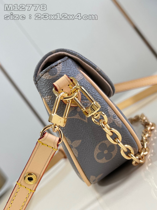 l**is V*t*n wallet on chain ivy-23.5*12*4.3cm