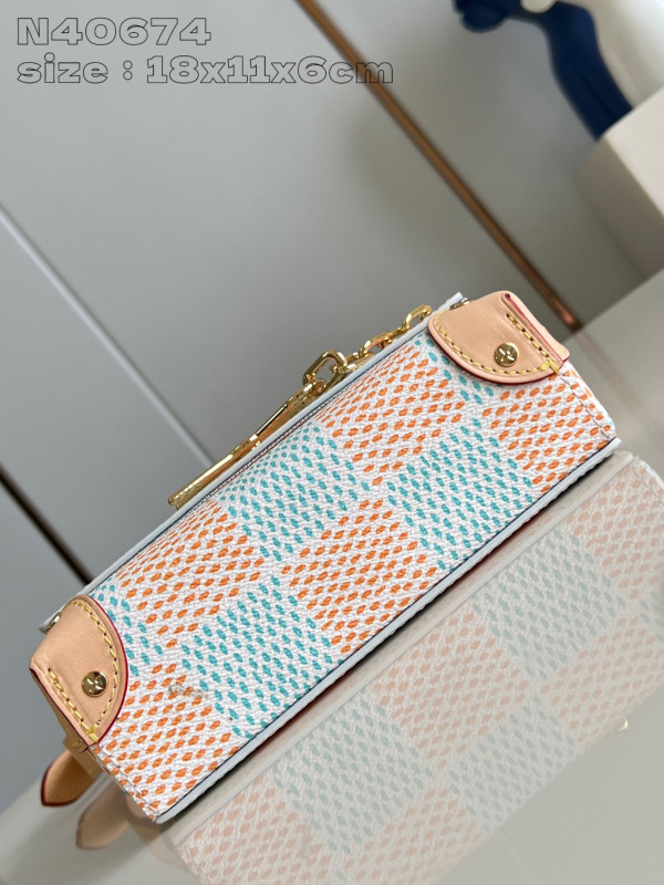 l**is V*t*n steamer wearable wallet-18*11*6.5cm