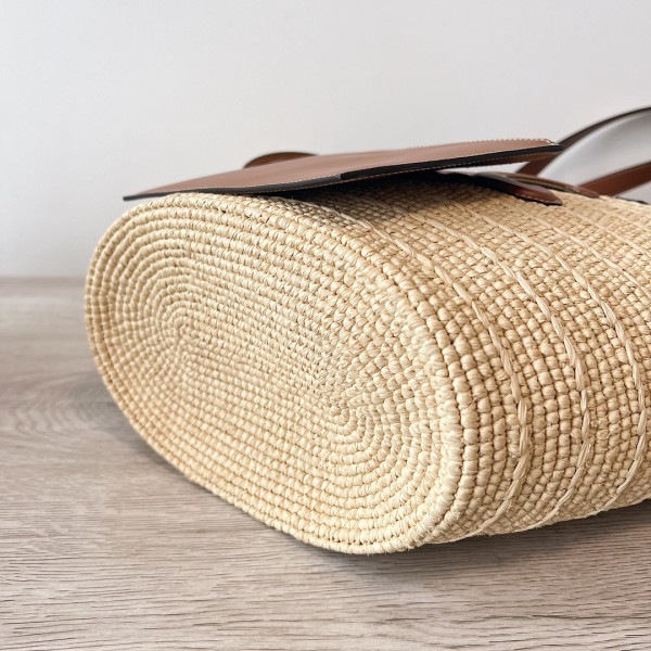 medium S*pple ce**e classic panier in raffia and calfskin