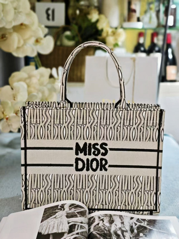 medium D*or book tote-36.5x27.5x16.5cm