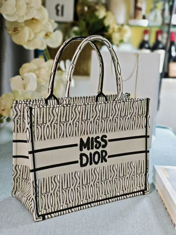 medium D*or book tote-36.5x27.5x16.5cm