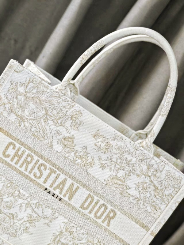 medium D*or book tote-36.5x27.5x16.5cm