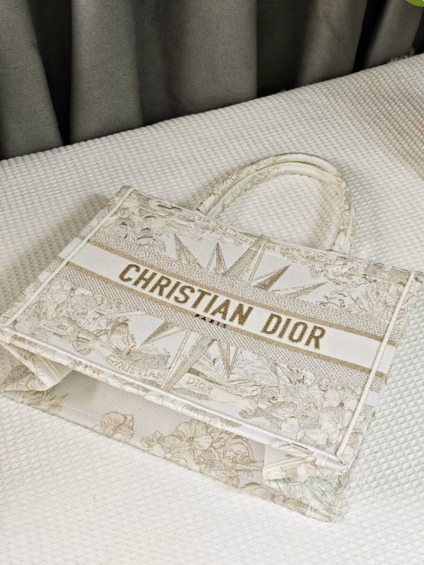 medium D*or book tote-36.5x27.5x16.5cm