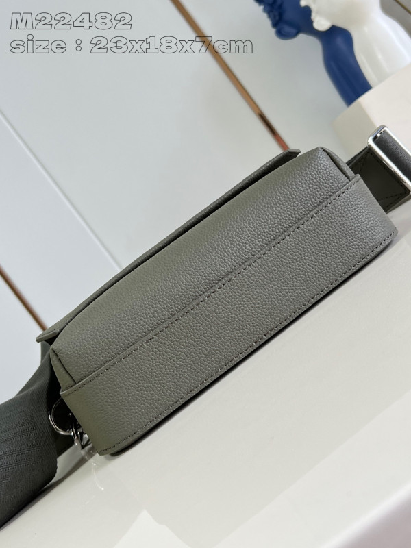 l**is V*t*n fastline messenger-23.5*18*7cm